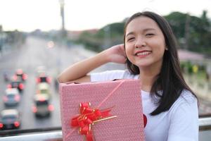 heureuse jeune fille avec boîte-cadeau. photo