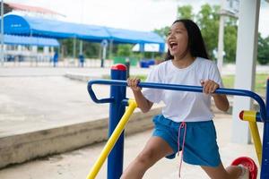 jeune fille faisant de l'exercice avec de l'équipement coloré. photo