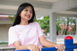 jeune fille faisant de l'exercice avec de l'équipement coloré. photo