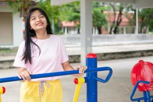 jeune fille faisant de l'exercice avec de l'équipement coloré. photo