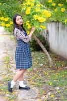 portrait jeune fille aux fleurs jaunes, fille asiatique. photo