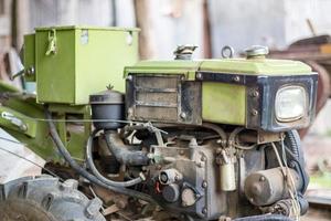 tracteur ambulant diesel lourd typique avec remorque. matériel de transport agricole de la campagne. matériel agricole portatif, minitracteur ambulant. le système de démarrage est mécanique et manuel. photo