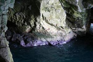 nahariya israël 17 août 2019. grottes dans les falaises de craie sur les rives de la mer méditerranée. photo