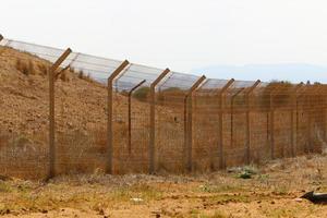 nahariya israël le 1er août 2019. clôture dans un parc de la ville sur les rives de la mer méditerranée. photo