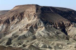 montagnes et rochers dans le désert de judée sur le territoire d'israël. photo