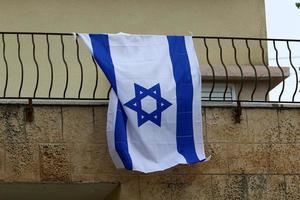 le drapeau israélien bleu et blanc avec l'étoile de david. photo