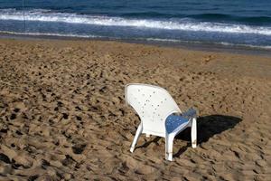 chaise pour se détendre dans un café sur la côte méditerranéenne photo