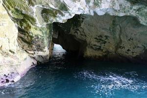 nahariya israël 17 août 2019. grottes dans les falaises de craie sur les rives de la mer méditerranée. photo