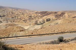 montagnes et rochers dans le désert de judée sur le territoire d'israël. photo