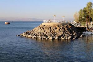 tiberias israël 8 mai 2020. le lac kinneret est un lac d'eau douce dans le nord-est d'israël. photo