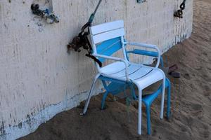 chaise pour se détendre dans un café sur la côte méditerranéenne photo