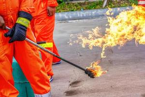 des exercices d'incendie se préparent pour prévenir les incendies. photo