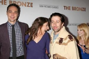 los angeles, 7 mars - jim parsons, mayim bialik, melissa rauch, simon helberg à la première de bronze au silverscreen theatre au pacific design center le 7 mars 2016 à los angeles, ca photo