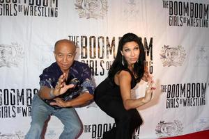 los angeles, 23 juillet - grand maître eric lee, crystal santos à la première du boom boom girls of wrestling au théâtre indépendant du centre-ville le 23 juillet 2015 à los angeles, ca photo