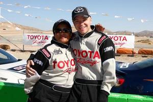 los angeles, 23 mars - wanda sykes, brett davern à la 37e formation annuelle de course de célébrités toyota pro au circuit international de willow springs le 23 mars 2013 à rosamond, ca photo exclusive