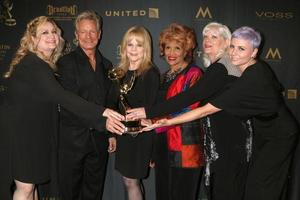 los angeles, 29 avril - équipe de maquillage jeune et agitée, gagnants des emmy créatifs aux 43e prix créatifs daytime emmy à l'hôtel westin bonaventure le 29 avril 2016 à los angeles, ca photo