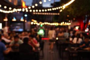 image floue au restaurant la nuit, beaucoup de gens dans le restaurant mangent et font la fête heureux de se détendre photo