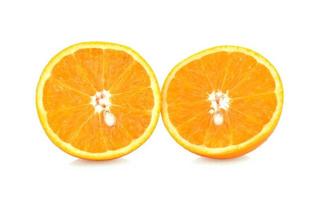 La moitié des fruits orange sur fond blanc photo