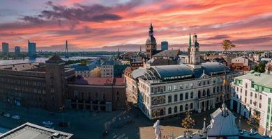 établissant une vue aérienne à vol d'oiseau de riga, horizon de riga, lettonie. photo