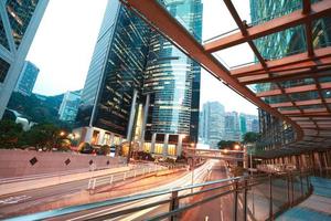 Hongkong de sentiers de lumière de route sur les bâtiments du paysage de rue