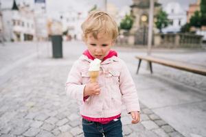 petite fille qui mange de la glace photo