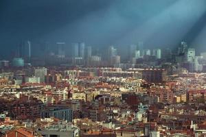 nuages sombres sur l'horizon de barcelone photo