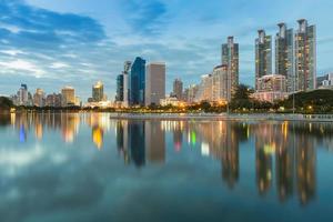 paysage urbain à bangkok business district crépuscule avec réflexion de l'eau thaïlande photo