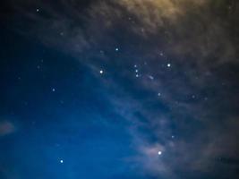 ciel nocturne du soir avec étoile et nuage blanc sur la montagne photo