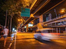 trafic de la ville de bangkok dans la nuit avec le mouvement de la voiture, la ville de bangkok en thaïlande photo