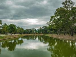 grand lac dans le parc historique de sukhothai, voyage en thaïlande photo