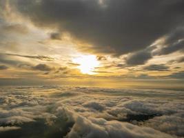 beau lever de soleil ciel avec mer de la brume de brouillard le matin sur la montagne khao luang dans le parc national de ramkhamhaeng, province de sukhothai thaïlande photo