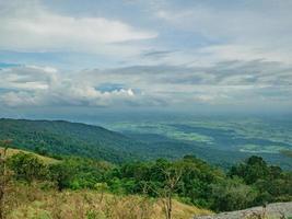 montagne khao luang avec un beau ciel bleu nuageux dans le parc national de ramkhamhaeng, province de sukhothai en thaïlande photo