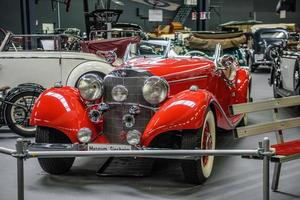 sinsheim, allemagne - mai 2022 rouge mercedes-benz 540 k special roadster cabrio 1938 photo