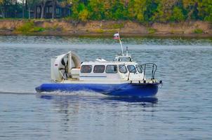 Aéroglisseur cushioncraft dans la rivière volga, yaroslavl, russie photo