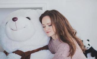 femme avec un ours en peluche photo