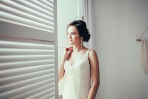 mariée vêtue d'une robe de mariée fashion. photo