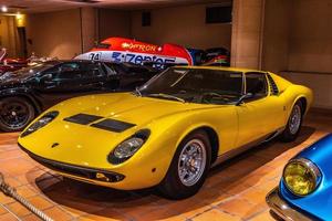 fontvieille, monaco - juin 2017 jaune lamborghini miura p400 1967 à monaco top cars collection museum photo