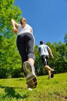 jeune couple faisant du jogging photo