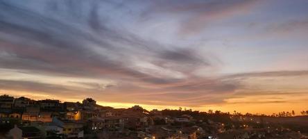 coucher de soleil coloré en fin d'après-midi dans la campagne du brésil photo