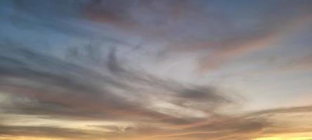 coucher de soleil coloré en fin d'après-midi dans la campagne du brésil photo