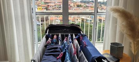 vêtements lavés suspendus à une corde à linge dans un appartement photo