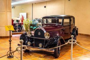 fontvieille, monaco - juin 2017 hotchkiss marron 411 1933 à monaco top cars collection museum photo