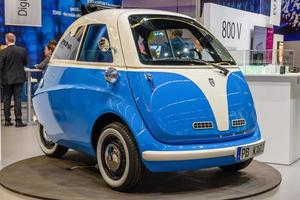 francfort, allemagne - sept 2019 petite voiture électrique microlino bleu blanc, salon international de l'automobile iaa photo