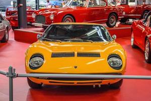 sinsheim, allemagne - mai 2022 voiture de sport jaune lamborghini miura p 400 s photo