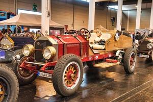 friedrichshafen - mai 2019 red american lafrance cabrio au motorworld classics bodensee le 11 mai 2019 à friedrichshafen, allemagne photo