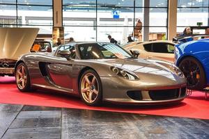 friedrichshafen - mai 2019 argent porsche carrera gt 2002 au motorworld classics bodensee le 11 mai 2019 à friedrichshafen, allemagne photo