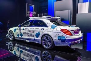 francfort, allemagne - sept 2019 blanc mercedes-benz robo-taxi classe s voiture autonome sans conducteur, iaa international motor show auto exhibition photo