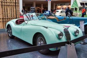 friedrichshafen - mai 2019 aquamarine jaguar xk 120 1952 carbio roadster au motorworld classics bodensee le 11 mai 2019 à friedrichshafen, allemagne photo