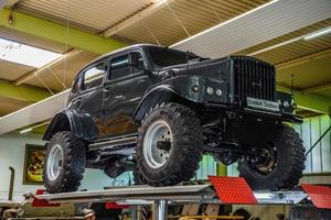 sinsheim, allemagne - mai 2022 camion militaire gris foncé volvo tp 21 conversion spéciale photo