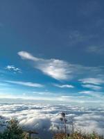 la vue au-dessus du sommet nuageux de la montagne photo